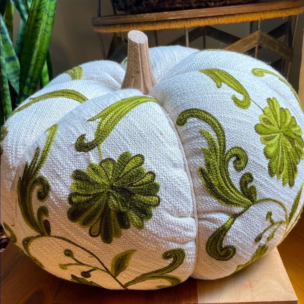 πBeautifully Crafted Embroidered Green and Cream Decorative Pumpkin-large - Picture 7 of 13